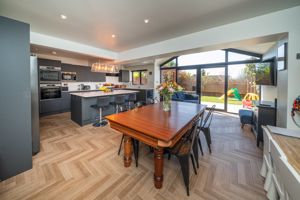 KITCHEN/DINER- click for photo gallery